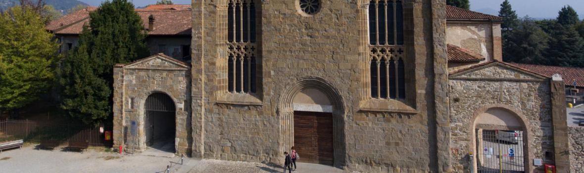 Porzione della facciata di Sant'Agostino e piazzale antistante